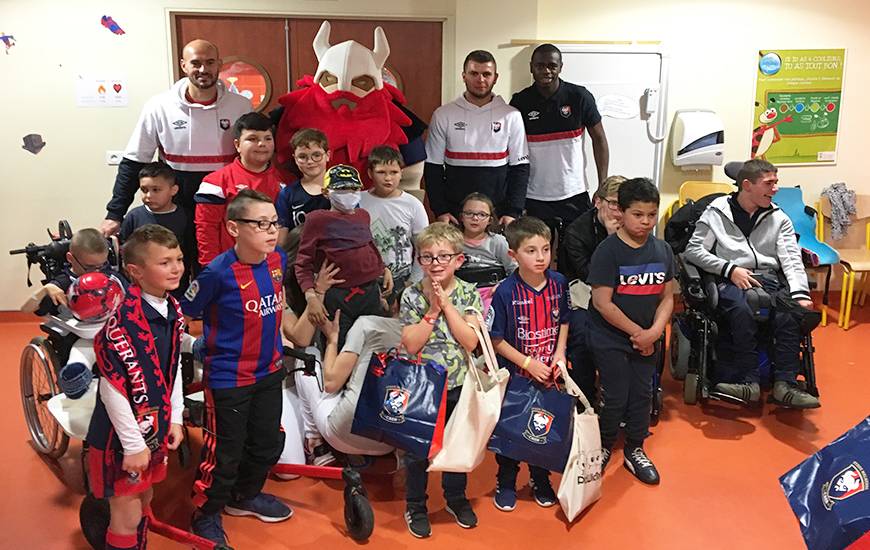 Les joueurs du Stade Malherbe Caen ont pu remettre des cadeaux aux jeunes du CMPR d'Hérouville