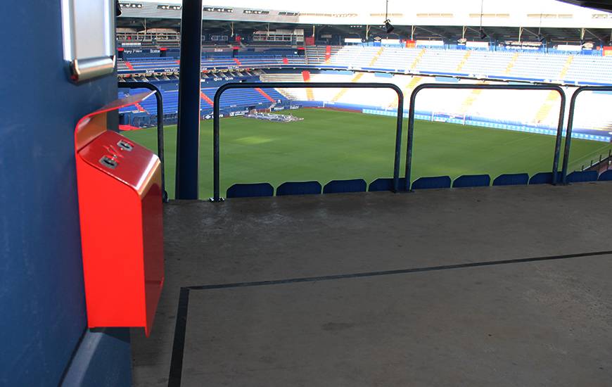 Quinze collecteurs sont présents dans toutes les zones fumeurs du stade Michel d'Ornano afin de recycler les mégots