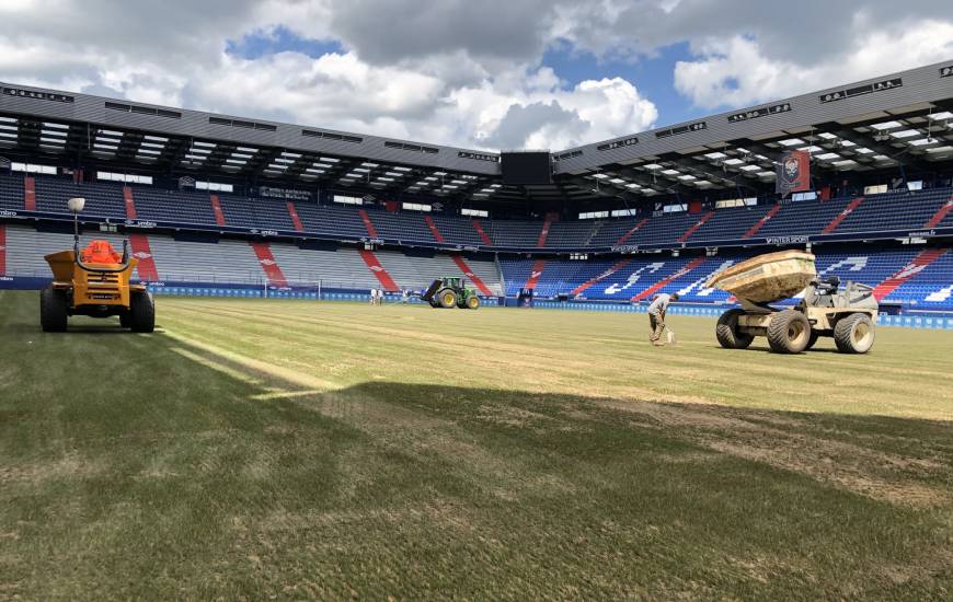 Des travaux ont eu lieu tout au long du mois de juin sur la pelouse du Stade Michel d'Ornano