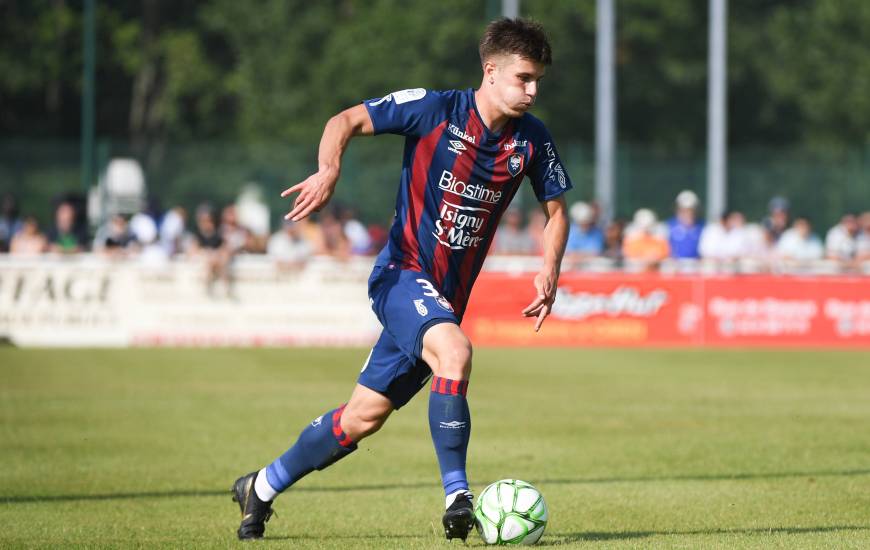 Beaucoup utilisé lors des matchs de préparation, Hugo Vandermersch fait sa première apparition dans le groupe en match officiel