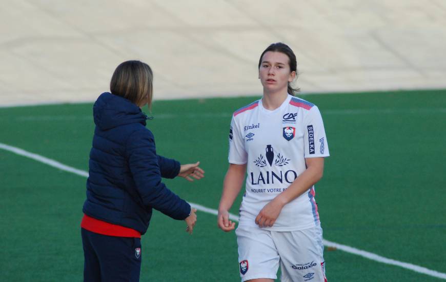 Manon Dubos et les Caennaises se dépacent sur la pelouse de l'AC Yvetôt dimanche midi