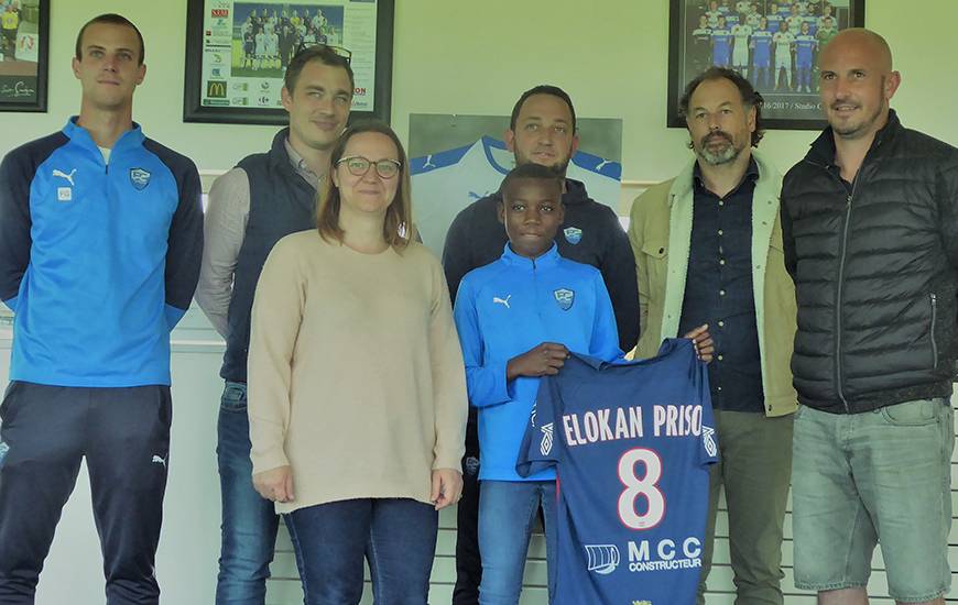 Stéphane Nado, directeur du centre de formation présent aux côtés de Steven Elokan Priso dans les locaux du FC Saint-Lô