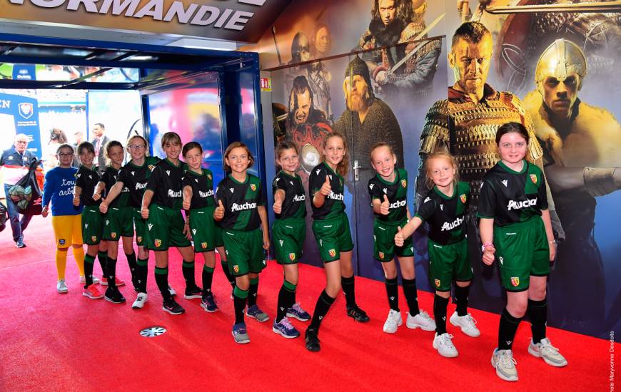 Les joueuses de l'ESP Saint-Jean des Champs ont pu passer un bon moment avec les joueurs du Stade Malherbe Caen lors de l'entrée des joueurs