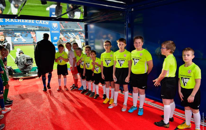 Les jeunes de Port-en-Bessin avant de rentrer avec les joueurs sur la pelouse du stade Michel d'Ornano