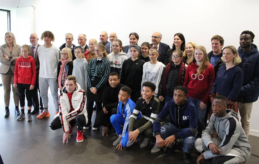 L'ensemble des joueurs scolarisés au collège Stephen Hawking aux côtés de Fabrice Clément, Arnaud Tanguy, Jean-Luc Pignol ou encore des élus présents pour l'occasion