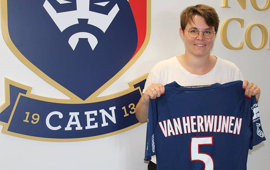 Hilde Van Herwinjen possède plusieurs expériences en deuxième division au RC Saint-Denis et à l'AG Caen