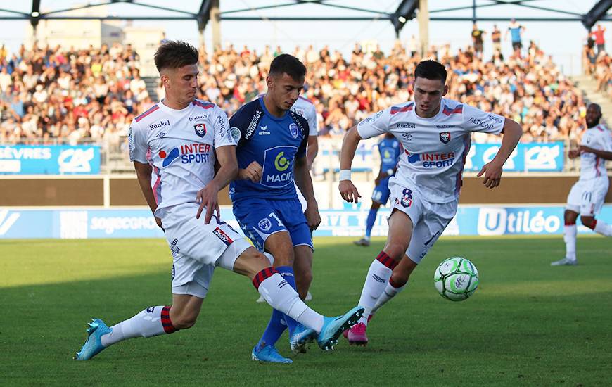 Très à l'aise dans la défense à trois du Stade Malherbe Caen, Hugo Vandermersch a été désigné MVP face aux Chamois Niortais