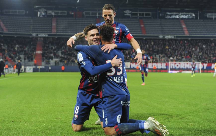 La joie du capitaine, du passeur et du buteur après l'ouverture du score de Nicholas Gioacchini