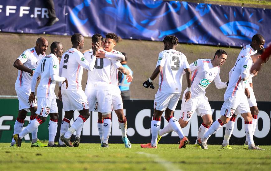 Le Stade Malherbe Caen a rapidement ouvert le score après un corner repris par Nicholas Gioacchini (10')