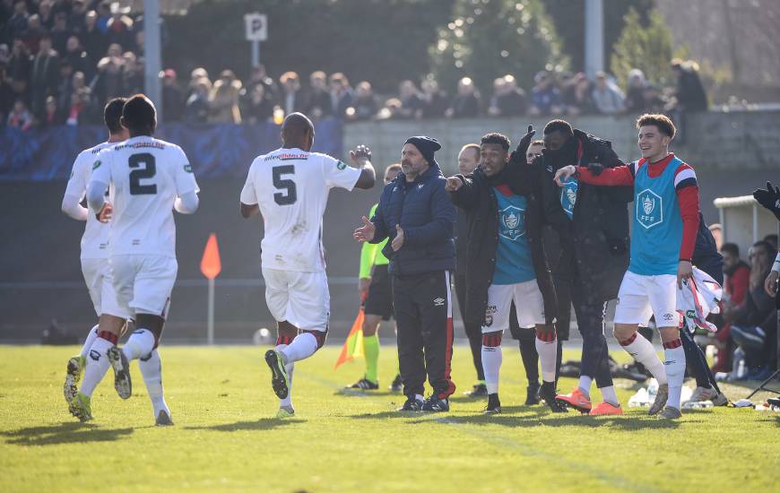 La joie des joueurs du Stade Malherbe Caen après le deuxième but des Caennais inscrit par Jonathan Rivierez