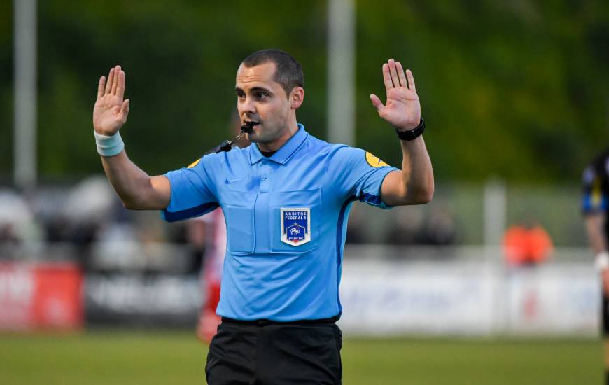 Thierry Bouille a commencé à arbitrer seulement depuis cette saison en Domino's Ligue 2 et sera au sifflet vendredi soir
