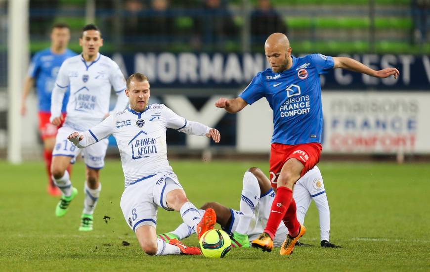 Alexandre Raineau face aux joueurs de l'ESTAC lors de la saison 2015 / 2016