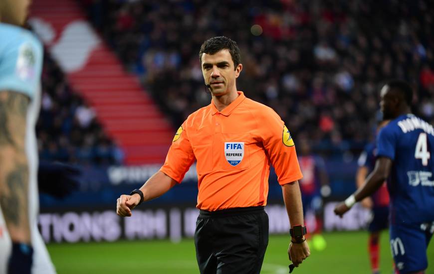 Franck Schneider était au sifflet la saison dernière lors du revers face à l'Olympique de Marseille au Stade Michel d'Ornano
