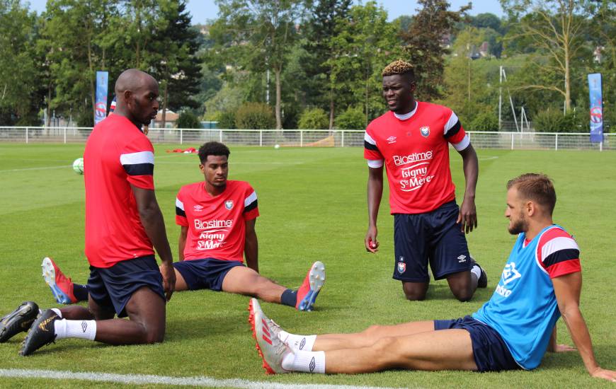 Les défenseurs du Stade Malherbe Caen en séance d'étirements après la séance matinale à Deauville