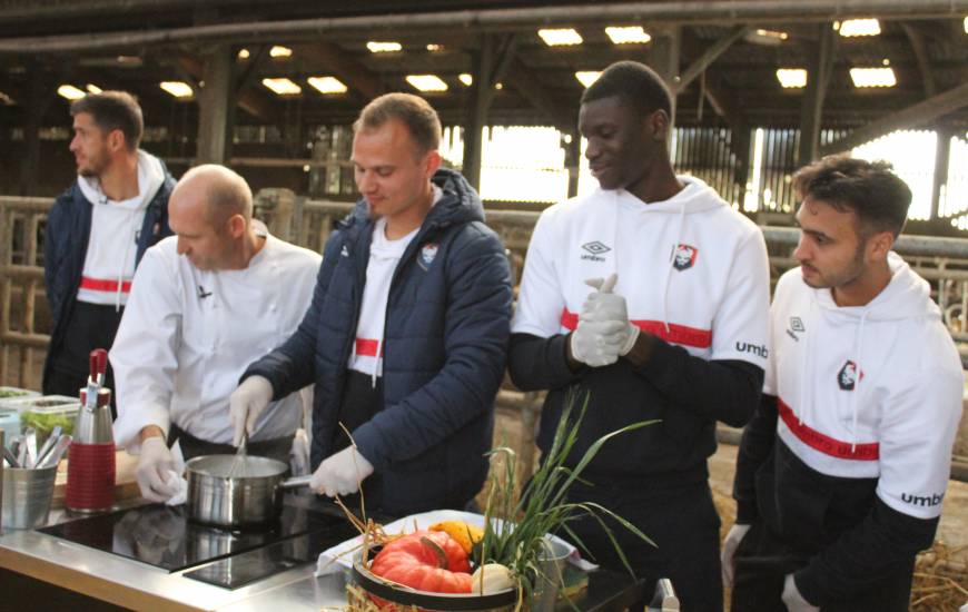 Anthony Weber, Brice Tutu, Azzeddine Toufiqui, Jessy Pi et Erwin Zelazny ont pu effectuer une recette avec des produits Isigny Ste-Mère aux côtés du chef Anthony Caillot