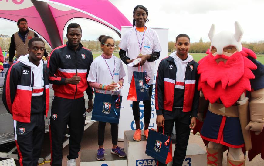 Les joueurs du Stade Malherbe Caen et Vik' afin de remettre les récompenses aux gagnantes chez les CM2