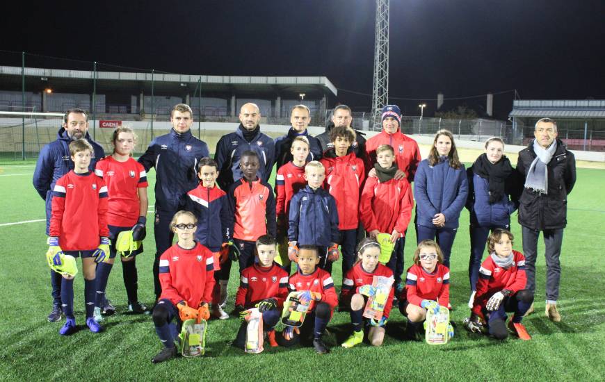 Les gardiens et gardiennes de l'école de football ont reçu une dotation de gants pour le reste de la saison hier soir