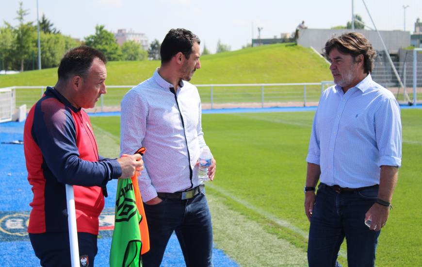 Yohan Eudeline aux côtés de Fabrice Clément et Fabrice Vandeputte lors de son arrivée au Stade Malherbe Caen