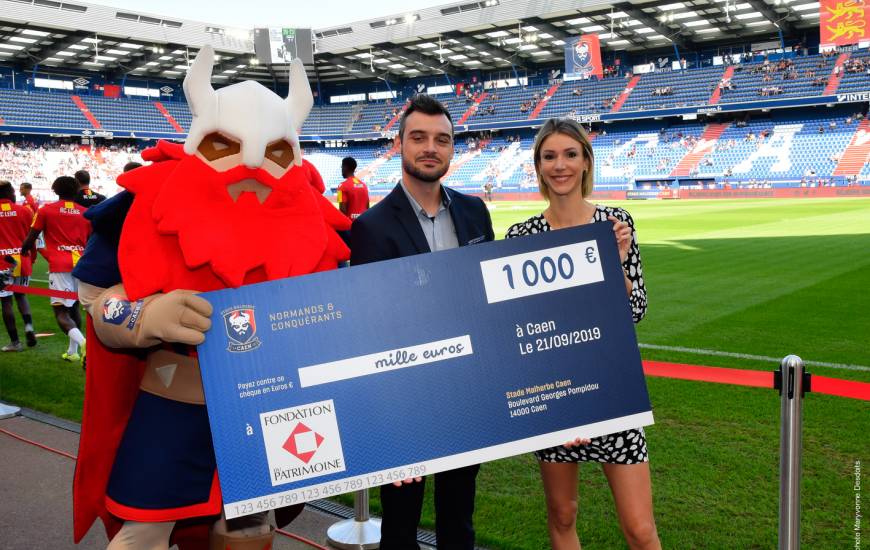 Le Stade Malherbe Caen a remis un chèque de 1 000€ à l'antenne régionale de la fondation du patrimoine