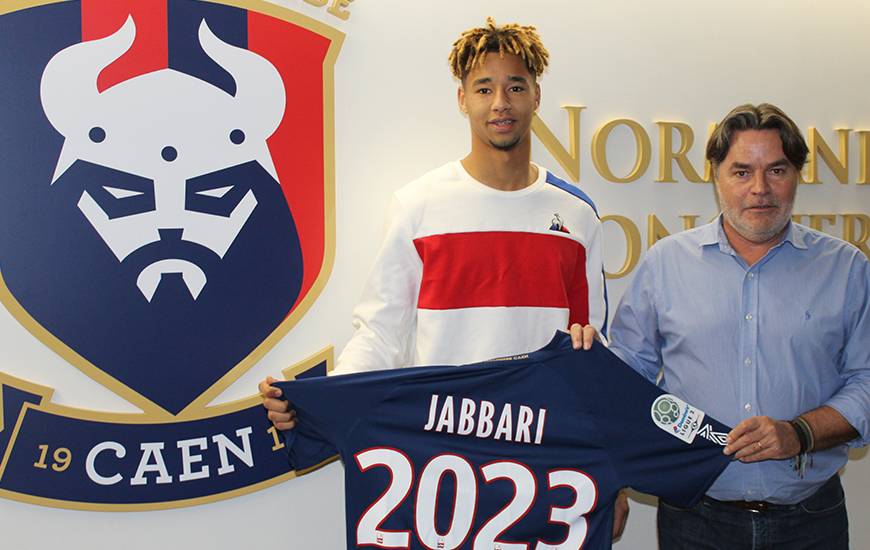 Ayoub Jabbari aux côtés de Fabrice Clément après la signature de son contrat professionnel