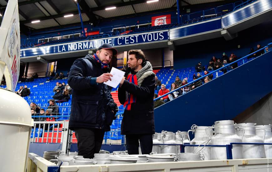 François Duval et le vainqueur du Fan Quiz Isigny Ste Mère mardi soir lors de la réception de Niort