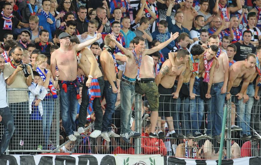 La joie des supporters caennais lors de la dernière rencontre face aux Havre AC au Stade Michel d'Ornano (1-0)