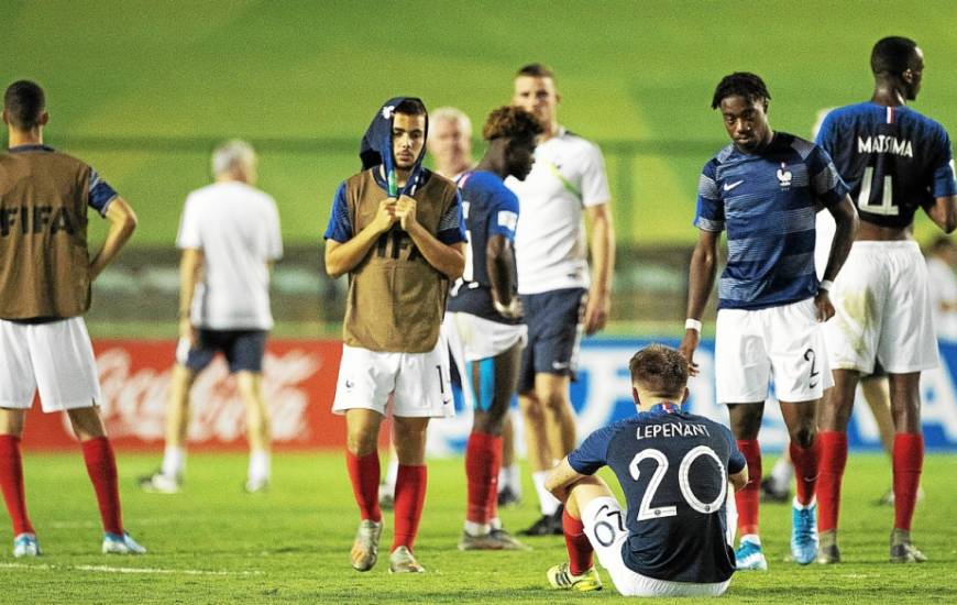 La déception de Johann Lepenant et des jeunes Français après l'élimination face au Brésil en demi-finale