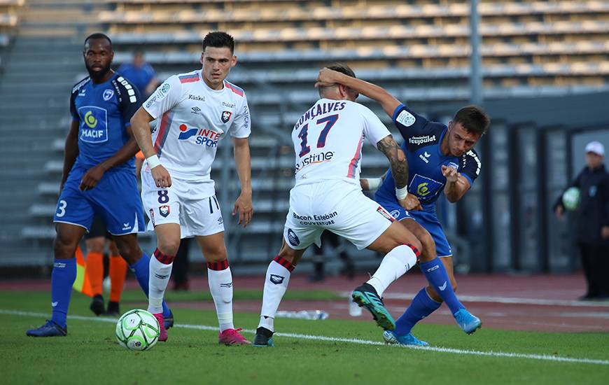 Jessy Deminguet et les caennais ont réussi à mener au score face aux Chamois Niortais avant de se faire rejoindre sur penalty (© Olivier Drilhon - Chamois Niortais FC)