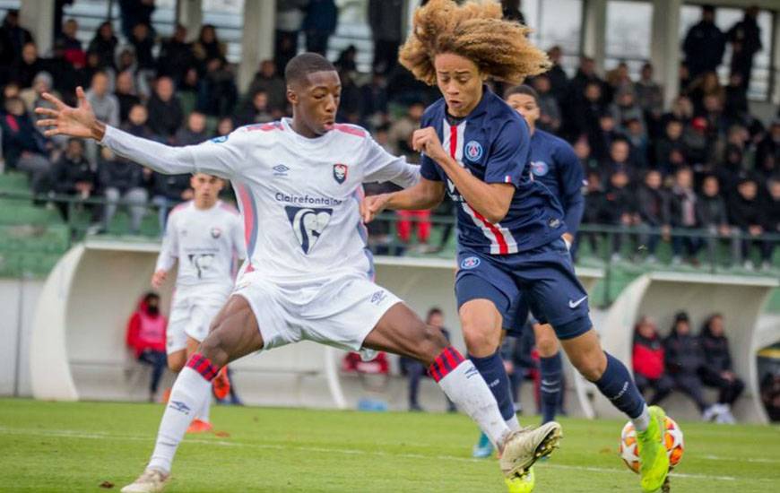 Paul Kissi au duel avec Xavi Simons, la pépite du Paris-Saint-Germain samedi après-midi au camp des loges © Les Titis Parisiens