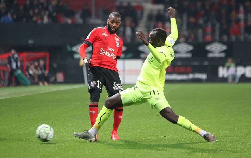 Adama Mbengue était titulaire au poste de latéral gauche hier soir sur la pelouse du Roudourou © EA Guingamp