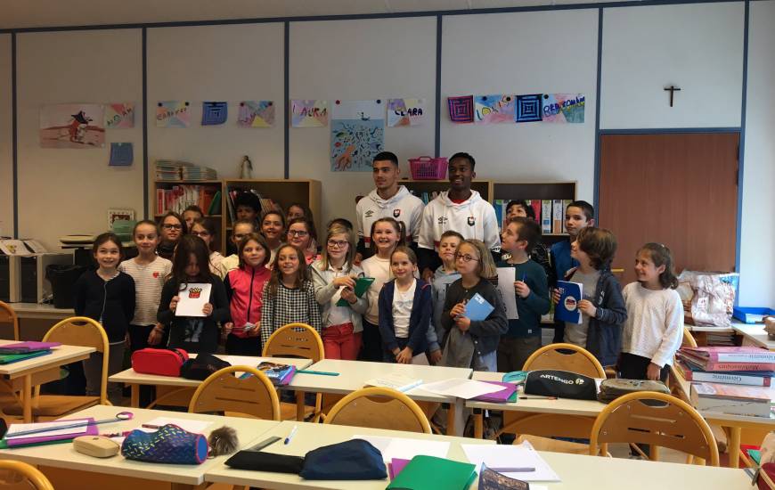 Comme leurs homologues des sections masculine et féminine, les deux joueurs de la réserve du SMC Corentin Cal et Précieux Nkaba ont fait la dictée ELA à des primaires de Cabourg ce lundi.