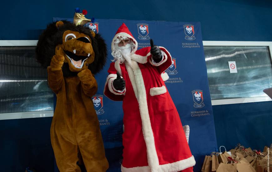 Ambiance fêtes de Noël dans les tribunes du stade Michel d'Ornano à l'occasion du dernier match de l'année 2019