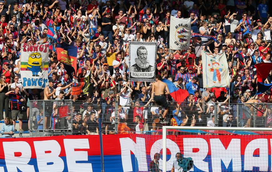 Avec 59 points après trois matchs comptabilisés à domicile, le Stade Malherbe Caen occupe la deuxième place du classement à un point du FC Lorient