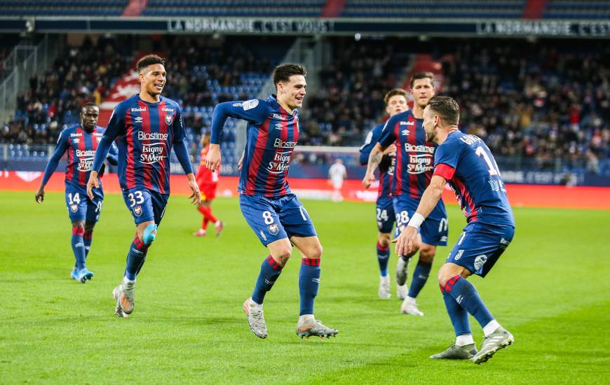 La joie des coéquipiers d'Anthony Gonçalves lors d'un des buts inscrit par Jessey Deminguet au stade Michel d'Ornano