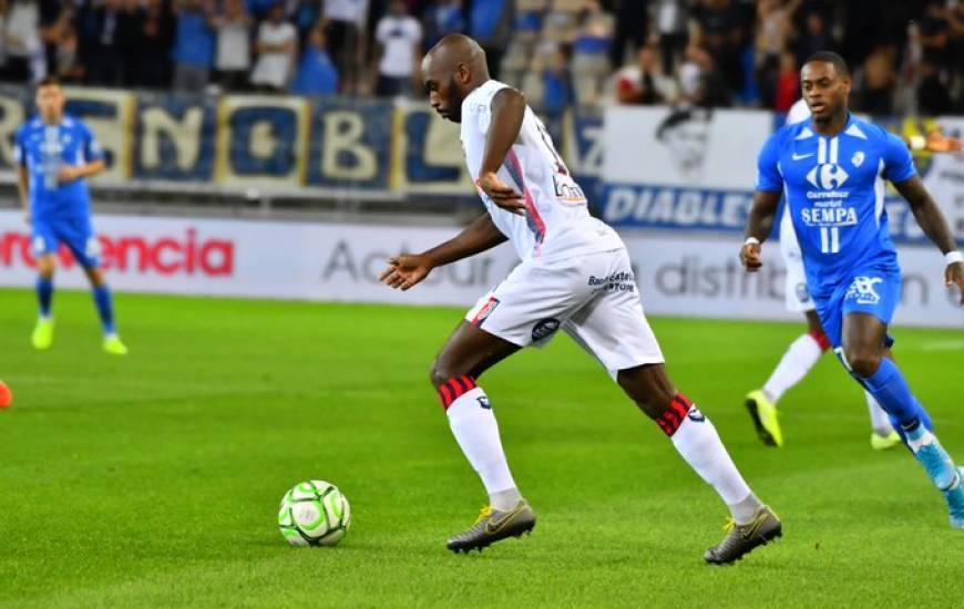 Jonathan Rivierez et les Caennais s'inclinent sur la pelouse du Stade des Alpes face à Grenoble (1-0) (Crédit GF38 - Julien Diaféria)