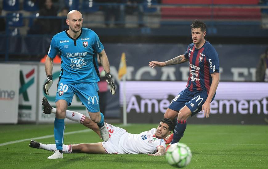 Rémy Riou et les défenseurs du Stade Malherbe Caen ont longtemps résisté face aux joueurs de l'AC Ajaccio