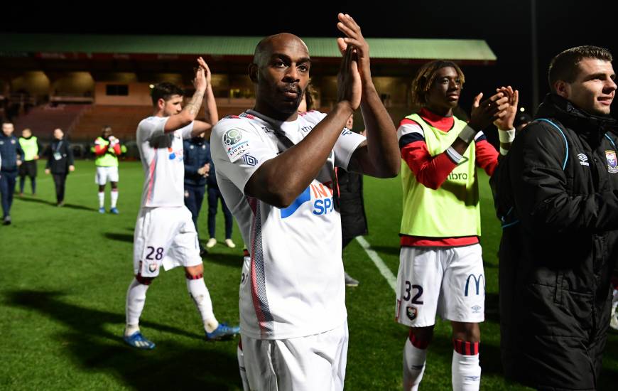 Jonathan Rivierez et les Caennais remercient les supporters après cette victoire (0-1) sur la pelouse du FC Chambly hier soir