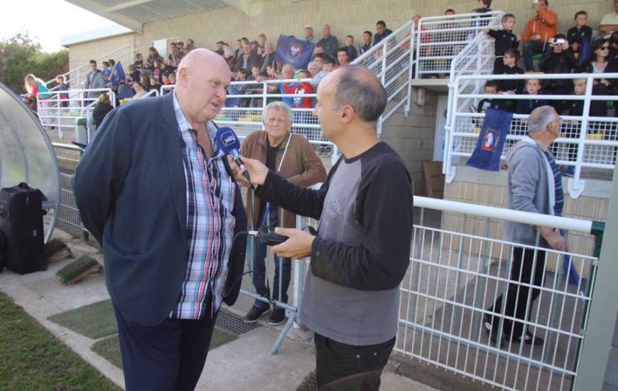 Claude Peronne au micro de France Bleu Normandie lors de l'entraînement du SM Caen sur le terrain du FC Thaon