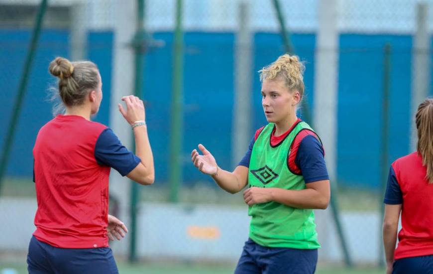 Alizée Leroty et les seniors du Stade Malherbe Caen affrontent les U19 de l'EA Guingamp dimanche en fin de matinée