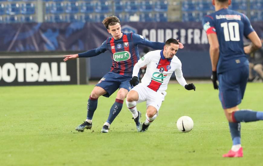 Le Stade Malherbe Caen d'Hugo Vandermersch s'incline d'un petit but face aux joueurs du Paris-Saint-Germain