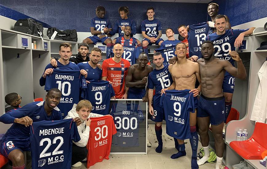 La joie des Caennais autour de Rémy Riou après la victoire obtenue face à l'En Avant Guingamp