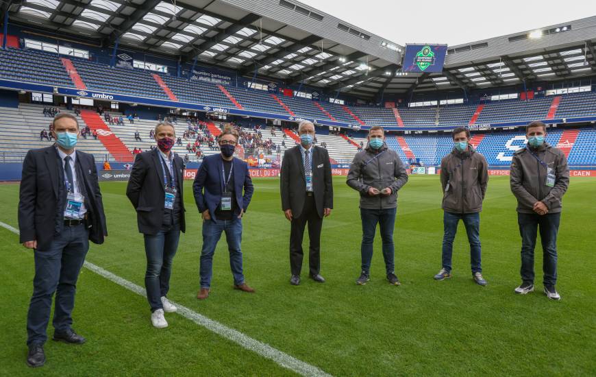 Le Stade Malherbe Caen a reçu son trophée du championnat des pelouses samedi après-midi avant la rencontre face à Guingamp