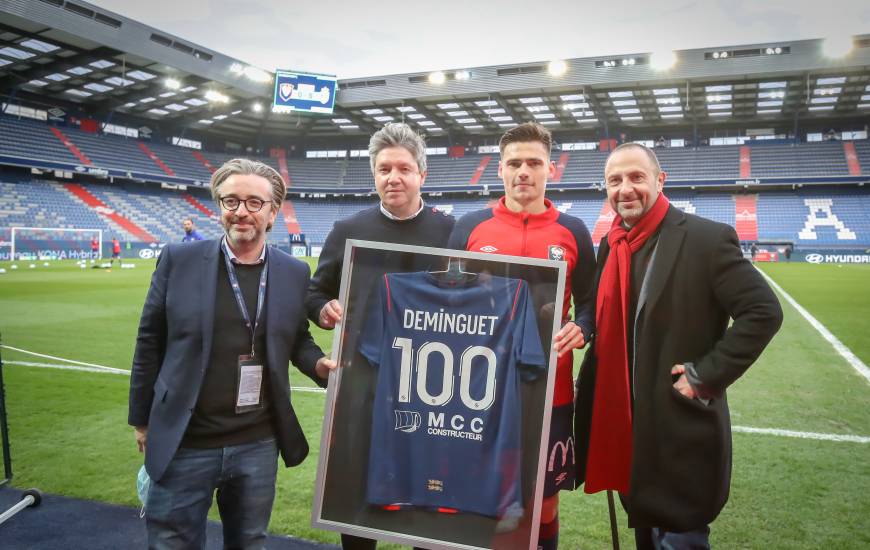 Jessy Deminguet a reçu un maillot symbolique pour son 100e match disputé sous les couleurs du Stade Malherbe Caen