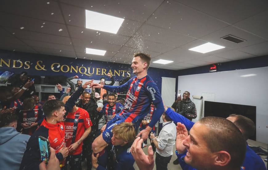 La joie de Benjamin Jeannot et des Caennais dans le vestiaire après la victoire face au Clermont Foot