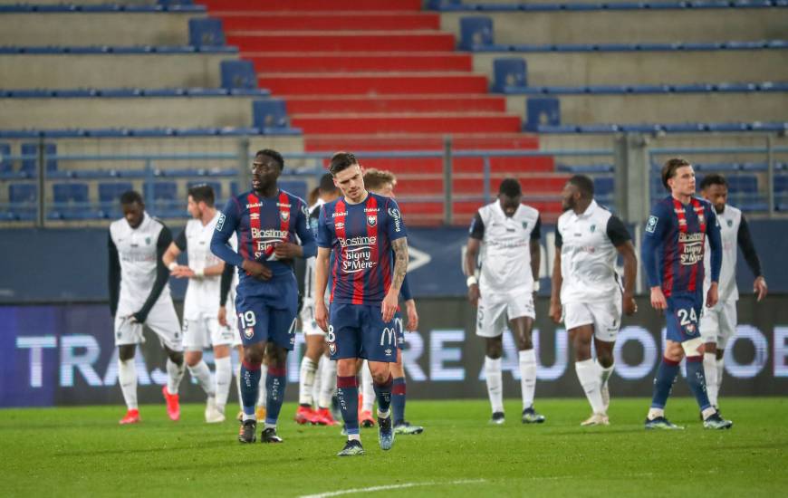 La déception de Jessy Deminguet et des Caennais après l'ouverture du score de Laura pour le Paris FC