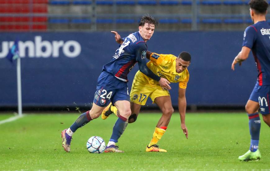 Hugo Vandermersch et les défenseurs du Stade Malherbe ont vécu une soirée compliquée face au FC Sochaux