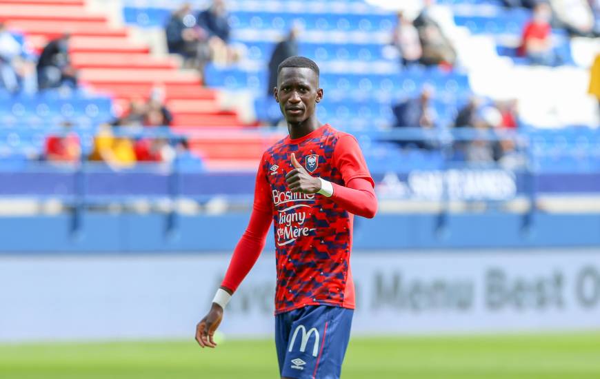 Jason Ngouabi portait le brassard de capitaine avec l'Équipe de France U18 face à Valenciennes