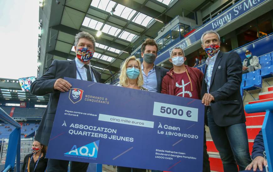 Olivier Pickeu et Arnaud Tanguy aux côtés des membres de l'Association Quartiers Jeunes