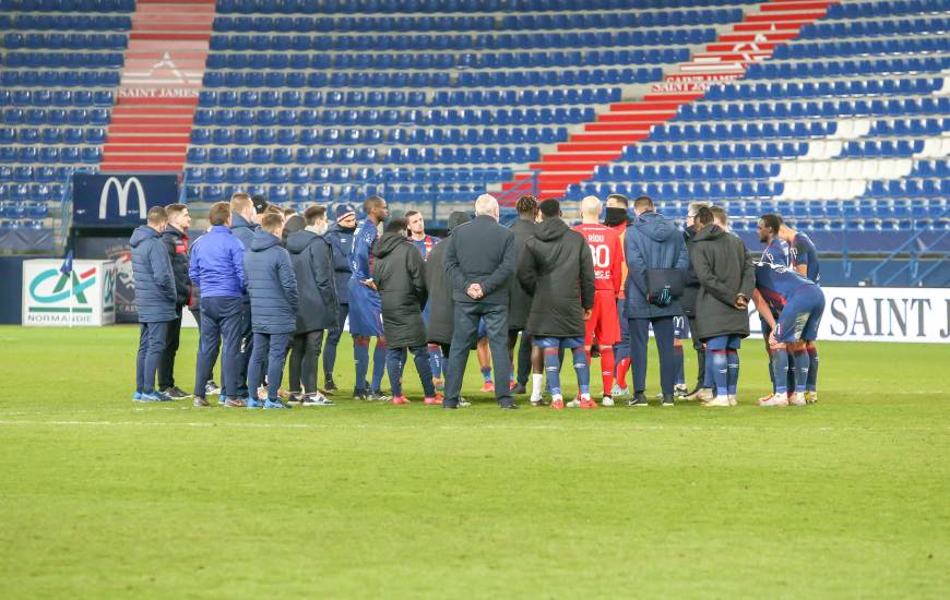Olivier Pickeu a réuni les joueurs du Stade Malherbe Caen hier après le revers face au Havre AC (0-2)