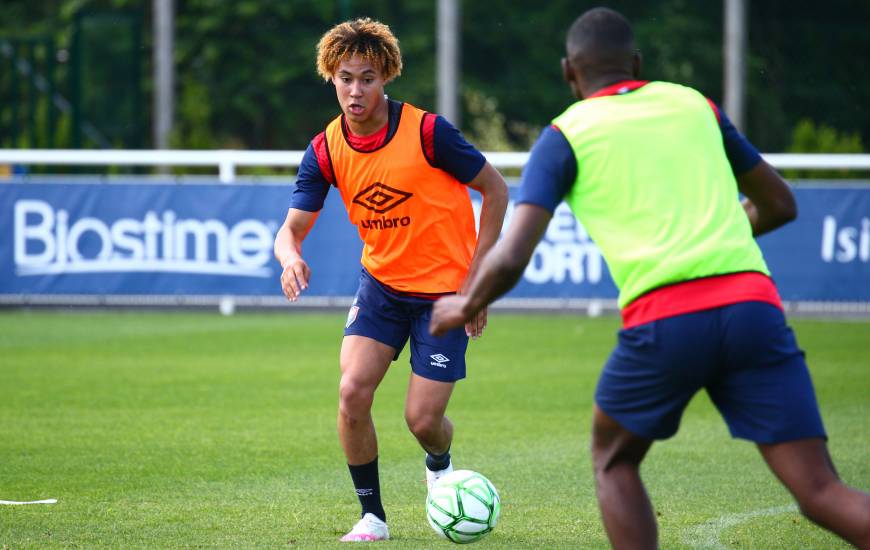 Alexis Beka Beka semble apprécier le ciseau acrobatique et il le montre lors du tennis-ballon de ce matin